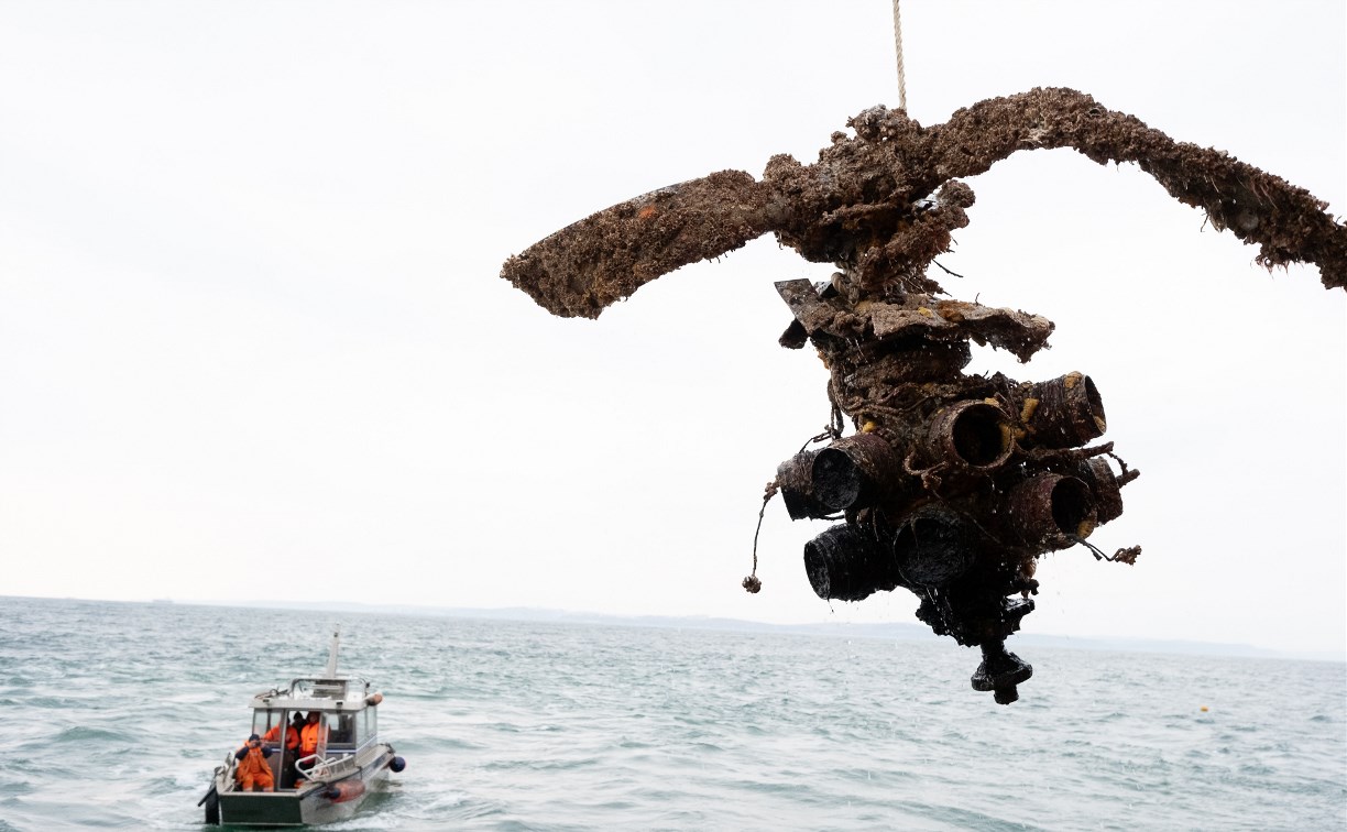 Двигатель погибшего советского истребителя подняли со дна моря у берегов Сахалина