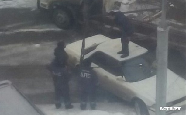 Чтобы помешать эвакуации автомобиля, пьяный южносахалинец залез на крышу машины