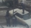 Чтобы помешать эвакуации автомобиля, пьяный южносахалинец залез на крышу машины
