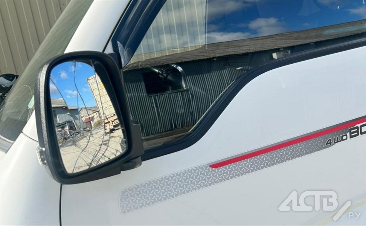 В Южно-Сахалинске неизвестный врезался в припаркованный у поликлиники Kia Bongo III и скрылся