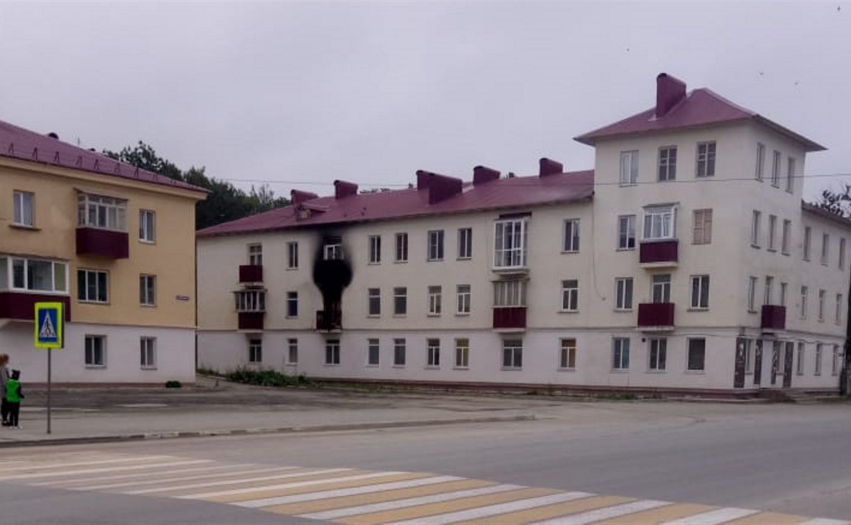 Вспыхнувший балкон трехэтажки в Корсакове тушили семь человек