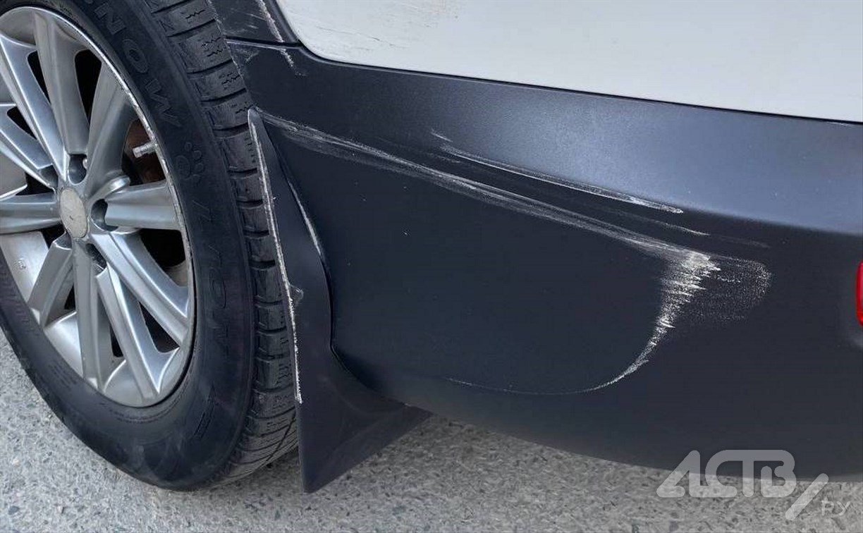 Неизвестный врезался в Toyota RAV4 и скрылся с места ДТП в Южно-Сахалинске