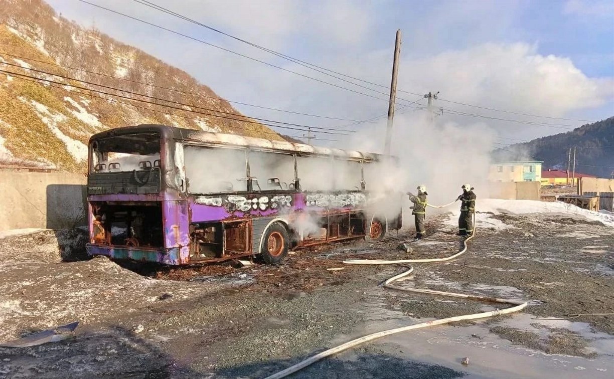 Заброшенный автобус полыхал в Невельске