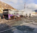Заброшенный автобус полыхал в Невельске