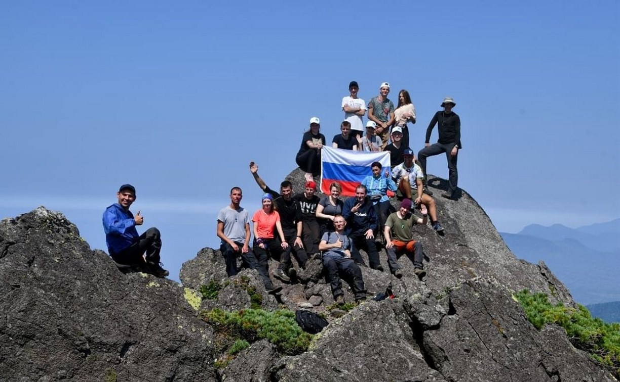 Российский флаг развернули на вулкане Менделеева на Курилах