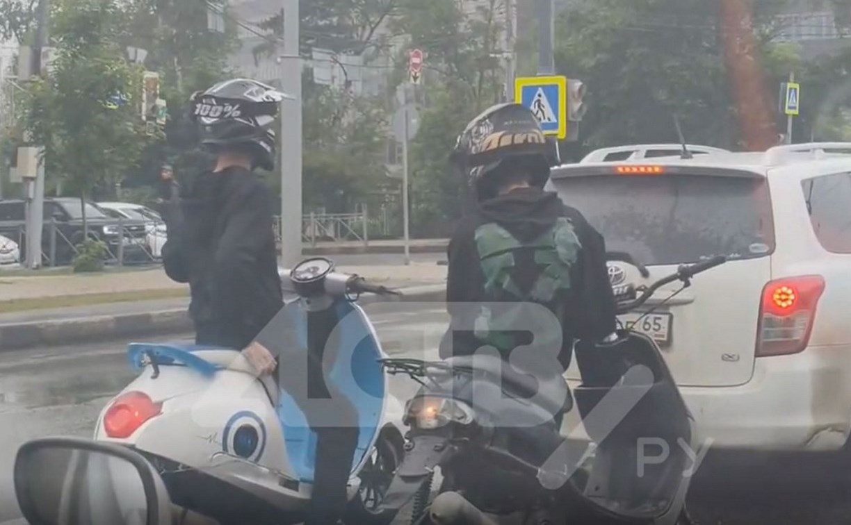 Подростки на мотоциклах с нарушением правил гоняют по улицам Южно-Сахалинска