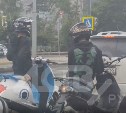 Подростки на мотоциклах с нарушением правил гоняют по улицам Южно-Сахалинска