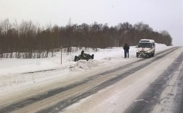 Внедорожник перевернулся на въезде в Долинск