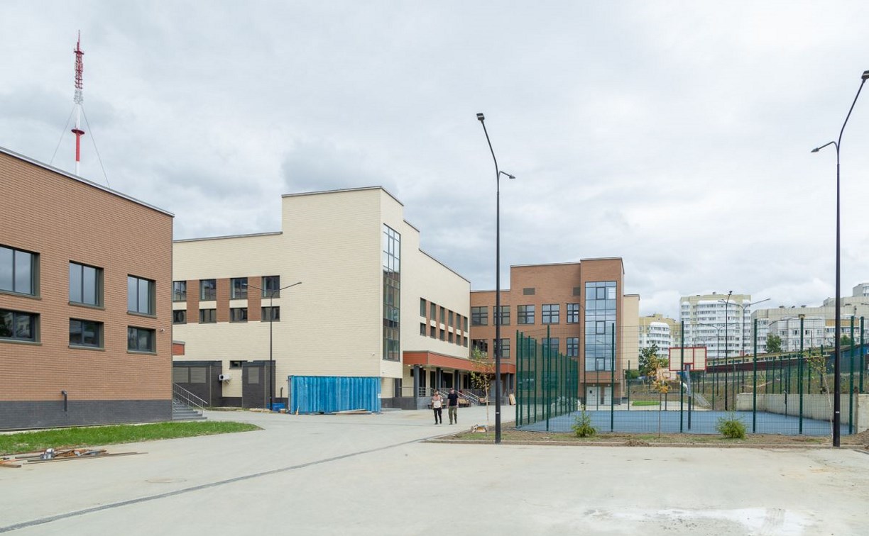 В 16-м микрорайоне Южно-Сахалинска заканчивают благоустройство территории новой школы