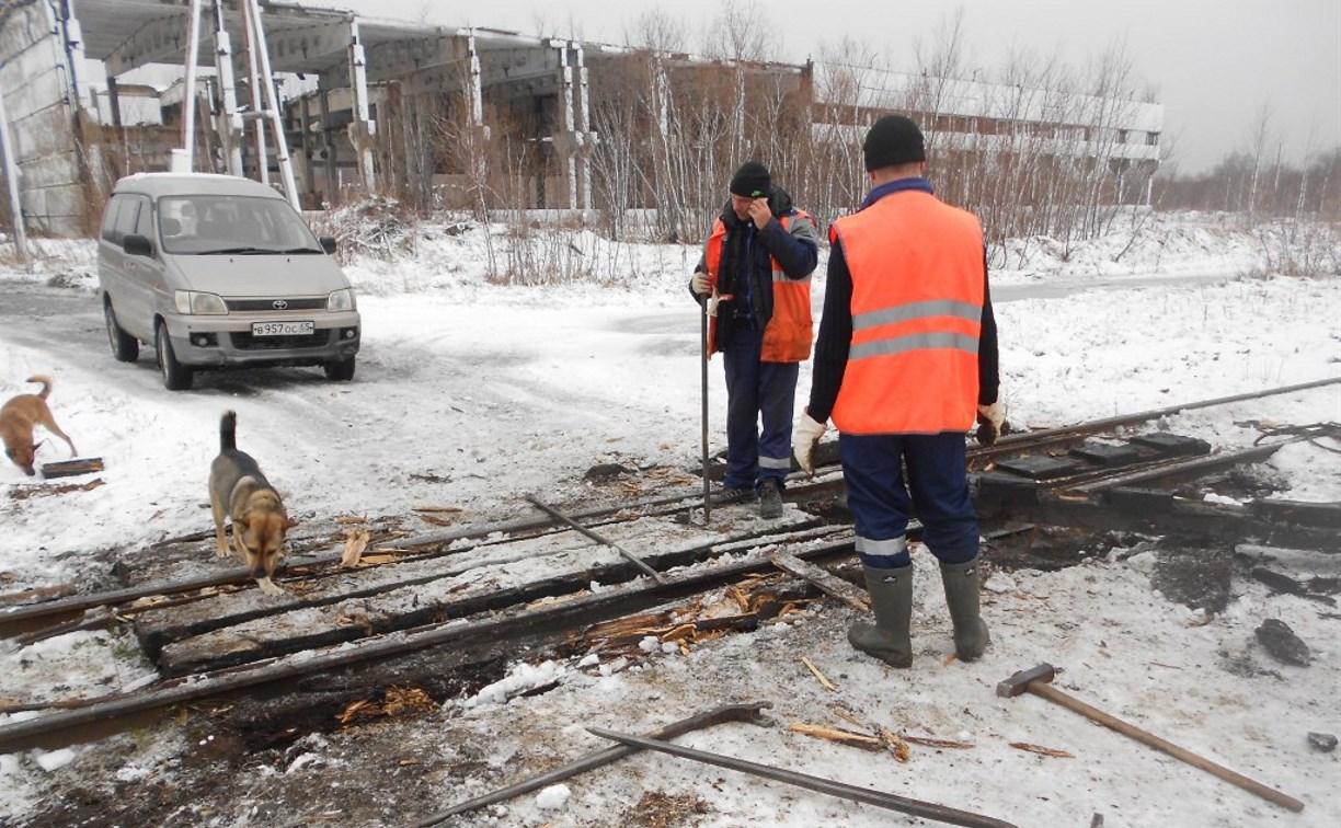 Железнодорожники перекрыли проезд к электрической подстанции в Долинском районе