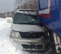 Человек пострадал при столкновении микроавтобуса и автомобиля "Почты России"