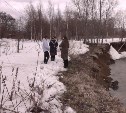 Ручей Маяковского подмывает землю у опор ЛЭП в сахалинском СНТ "Металлист"