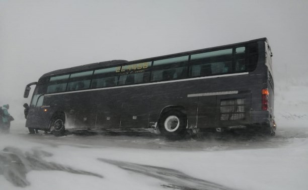 Пассажирский автобус застрял в Долинском районе 