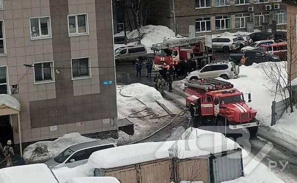Чердак загорелся в многоэтажке в Южно-Сахалинске, людей эвакуировали