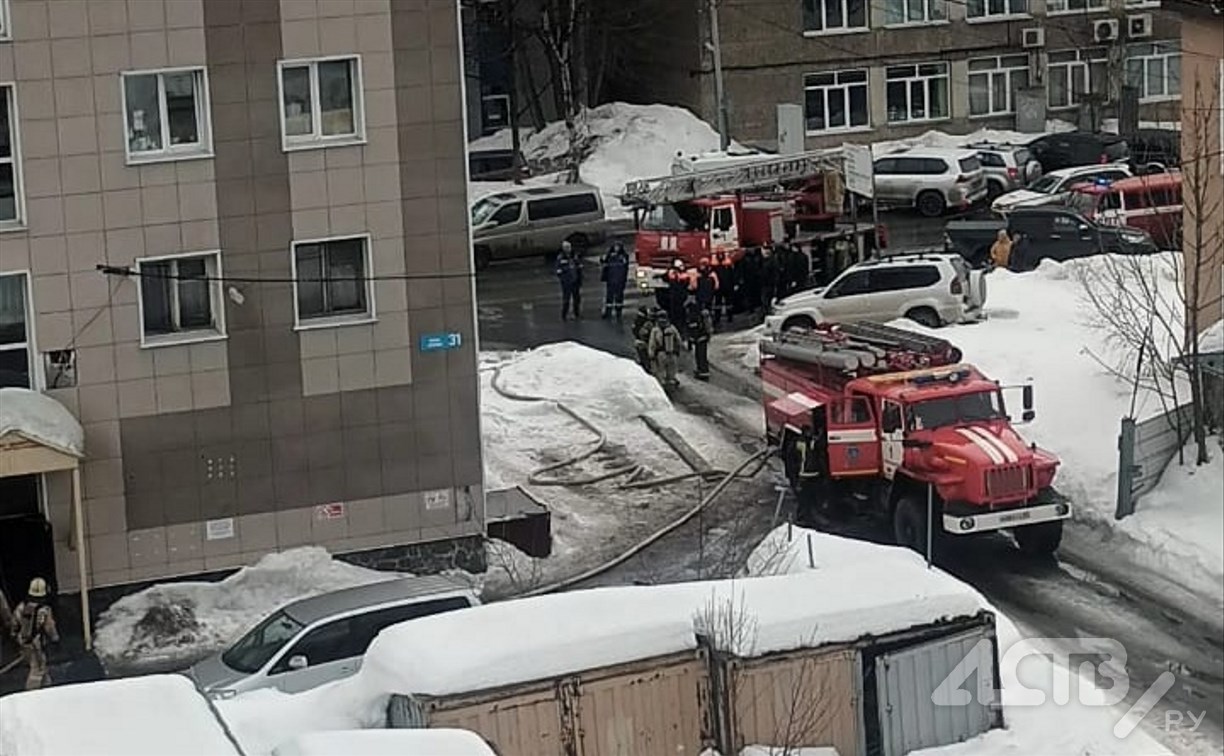 Чердак загорелся в многоэтажке в Южно-Сахалинске, людей эвакуировали 