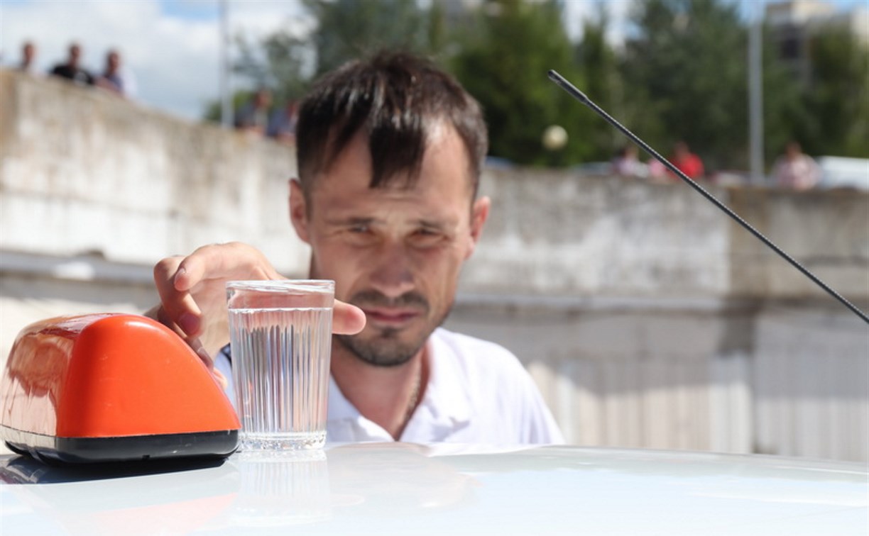 "Ни капли мимо": сахалинских таксистов проверят на качество вождения с помощью стакана с водой