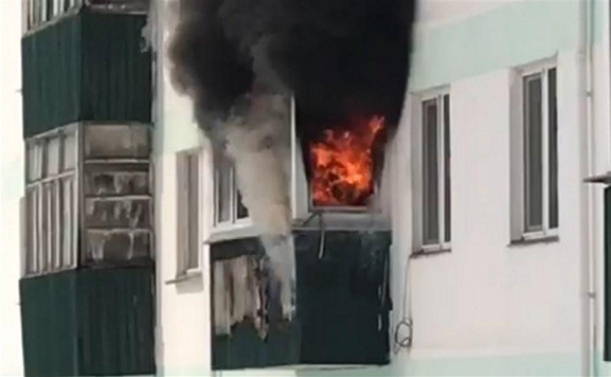 В Александровске-Сахалинском из горящей квартиры спасли мужчину