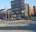 В Южно-Сахалинске на перекрёстке столкнулись микроавтобус и внедорожник