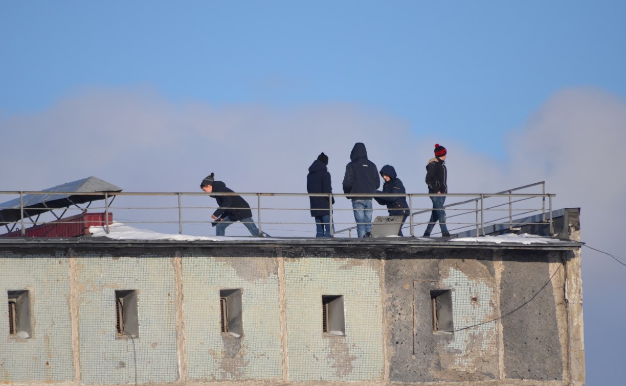 Подростки Шахтерска делают селфи на краю крыши