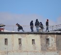 Подростки Шахтерска делают селфи на краю крыши