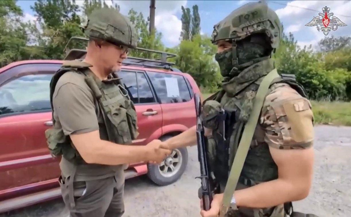 Директор сахалинского ММК "Победа" передал бойцам в зону СВО свой личный автомобиль и письма детей