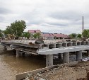 Обновленный мост на улице Сахалинской через реку Сусую откроют осенью