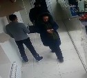 Подозреваемых в краже денег с чужих банковских карт ищут в Южно-Сахалинске