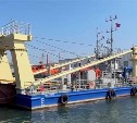 Валерий Лимаренко осмотрел прибывший в морской порт Корсакова дноуглубительный флот