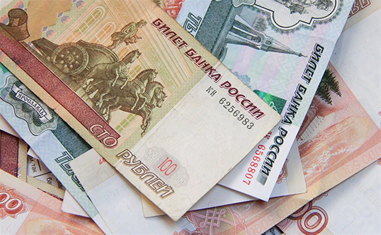 Холмчанин дал знакомой в долг 500 рублей, а она забрала 15 тысяч