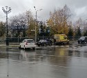 "Водитель в скорой": на перекрестке в Южно-Сахалинске жестко столкнулись седан и минивэн