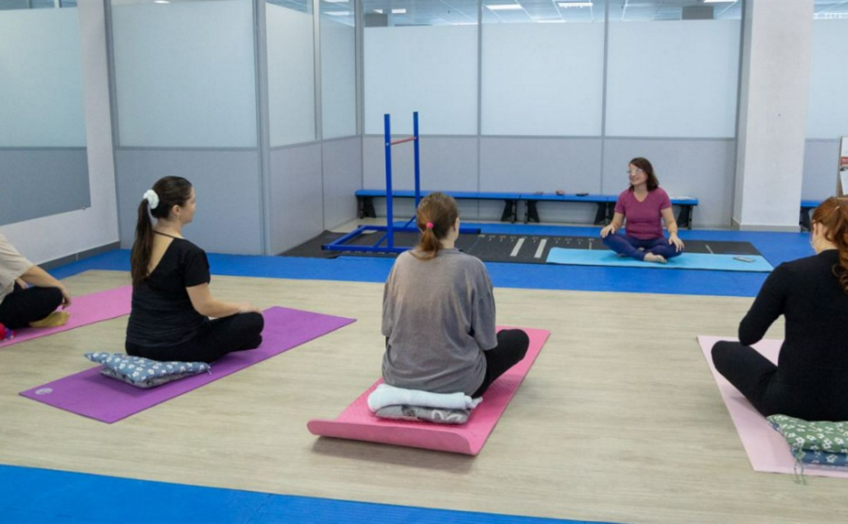 В гармонии и спокойствии: для будущих мам Южно-Сахалинска проходят бесплатные занятия по йоге