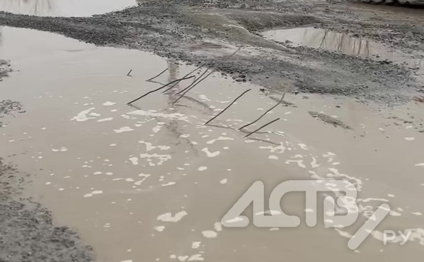 Огромные обрезки арматуры вылезли из земли на улице Металла Лития в Южно-Сахалинске