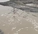 Огромные обрезки арматуры вылезли из земли на улице Металла Лития в Южно-Сахалинске