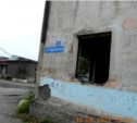 Вода хлещет из окон расселяемого дома в Корсакове (ФОТО)