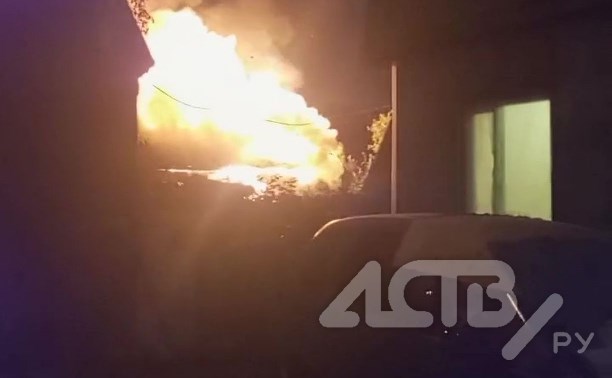 Южносахалинка рассказала, как пожар в заброшке едва не добрался до дома многодетной семьи