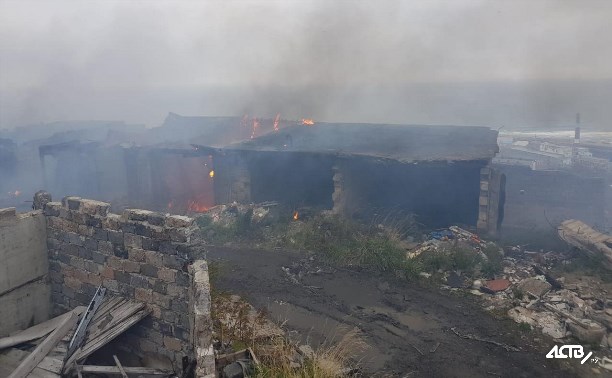 В Холмске пожарные борются с огнем в брошенных гаражах
