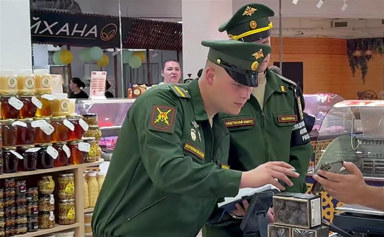 Военные следователи провели плановую проверку новых граждан РФ на рынке в Южно-Сахалинске