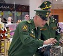 Военные следователи провели плановую проверку новых граждан РФ на рынке в Южно-Сахалинске