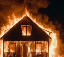 Четыре человека погибли во время пожара на Сахалине: возбуждено уголовное дело