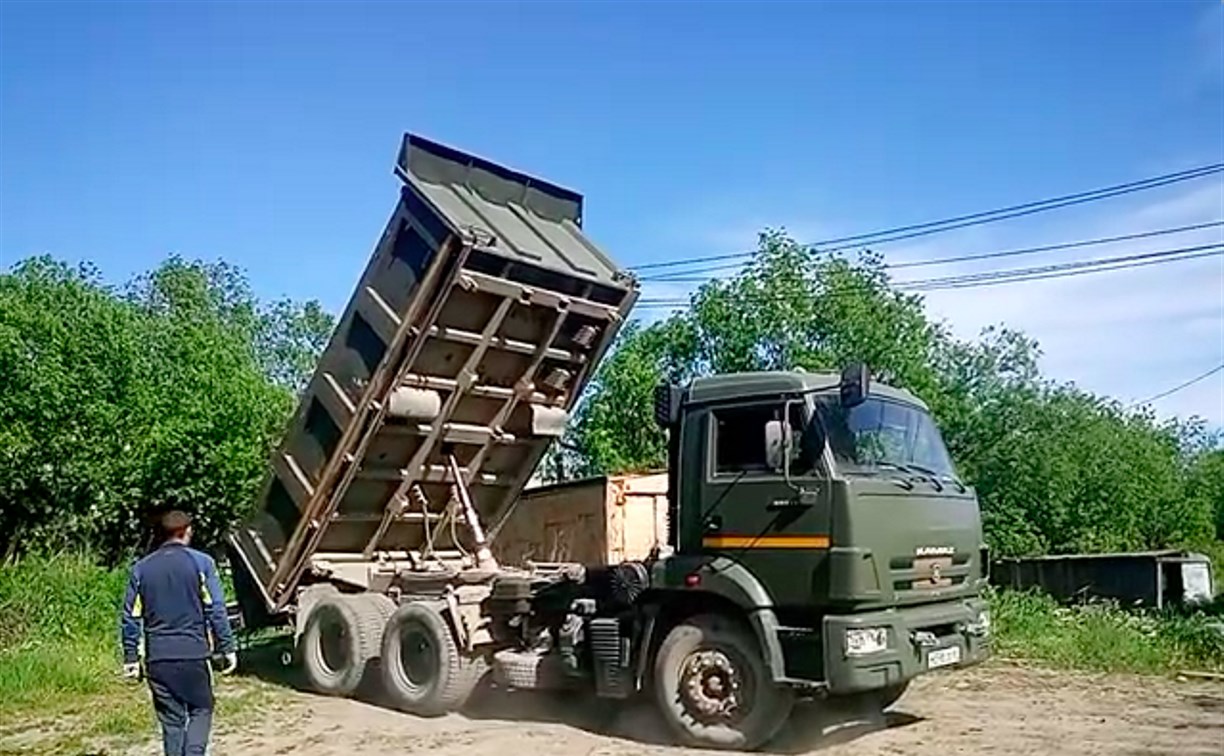 Неизвестные повадились выбрасывать мусор из КАМАЗа на пустыре в Южно-Сахалинске 