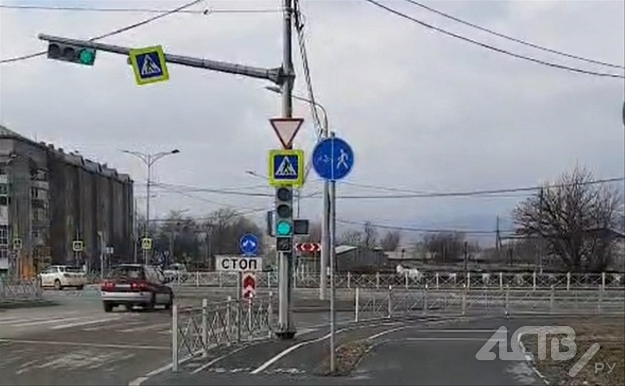 Из-за сломавшегося светофора водители в Южно-Сахалинске вынуждены нарушать ПДД