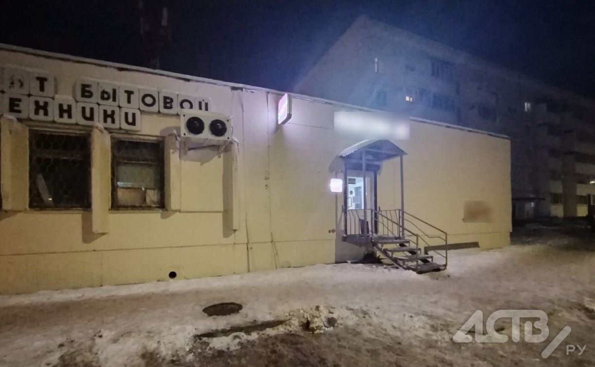 Сомнительная реклама появилась на фасаде здания в Южно-Сахалинске