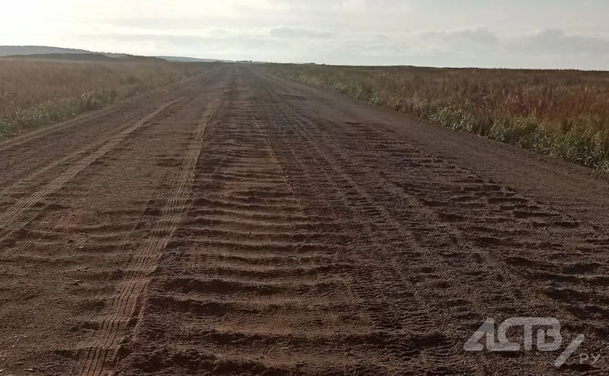 Грунтовка превратилась в "железную дорогу" на Сахалине: кадры непростого пути до Новиково