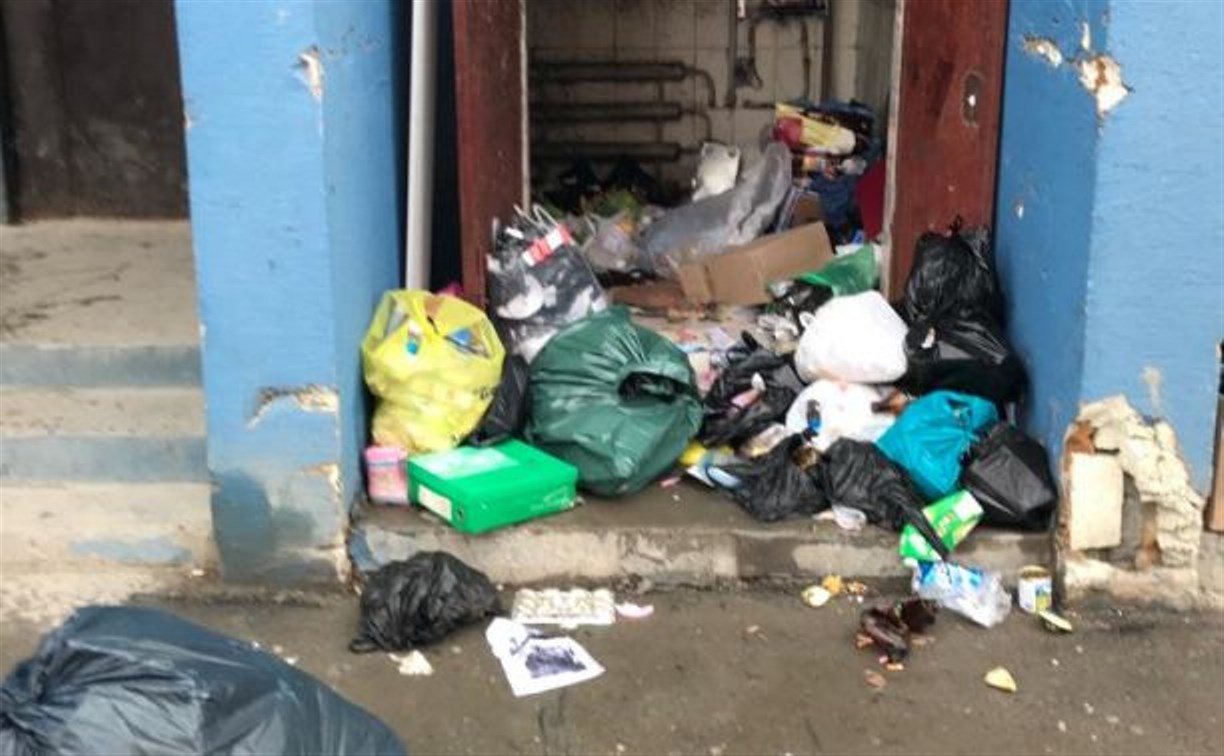 Многоэтажка в Южно-Сахалинске вот-вот "лопнет" от обилия мусора