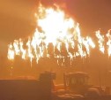 ЧП в Корсакове: пожар уничтожил большой склад техники и ретроавтомобилей