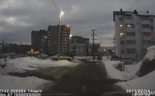 В Холмске снежная лавина с крыши упала на девушку и автомобиль