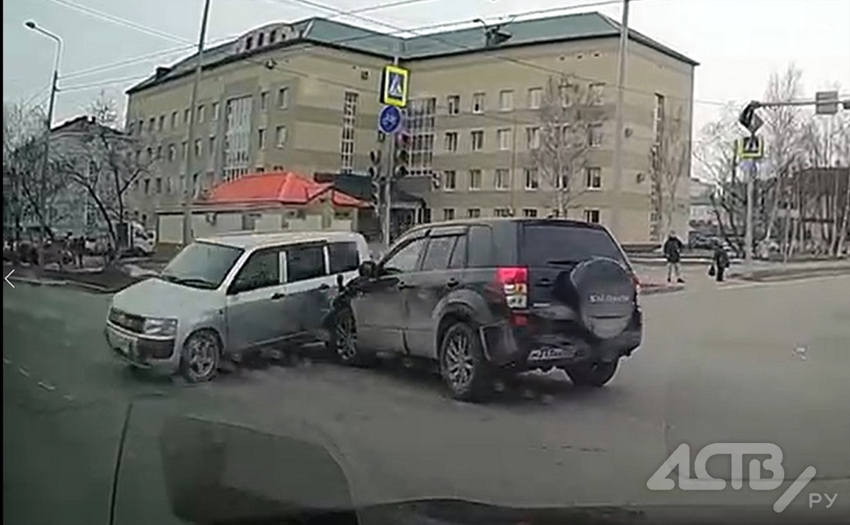Момент ДТП на ул. Комсомольской в Южно-Сахалинске попал на видео