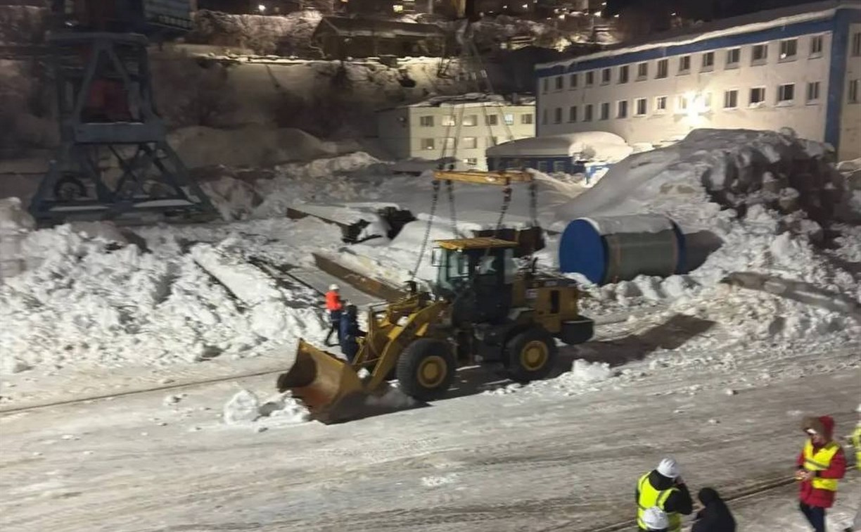 Теплоход "Виктор" доставил на Камчатку партию снегоуборочной техники с Сахалина