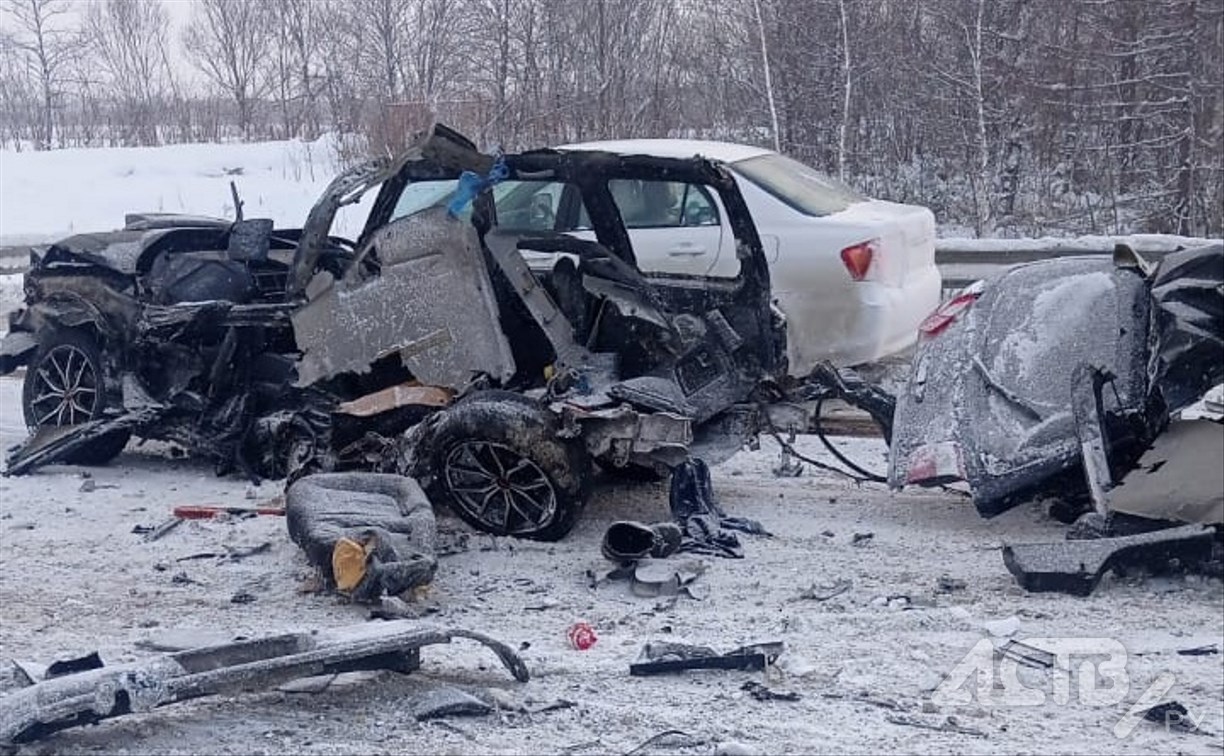 Автомобиль разорвало на части в жутком ДТП на юге Сахалина