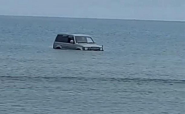 Mitsubishi Pajero оказался в море в районе Охотского